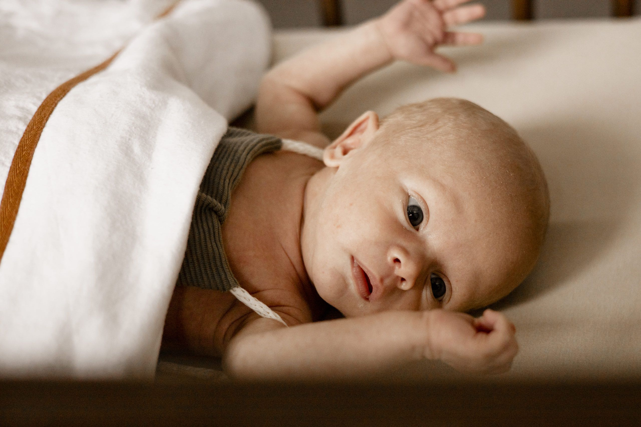 Gezin - gezinsshoot - fotoshoot - witte kleuren - newborn - fotografie - ileeneversfotografie