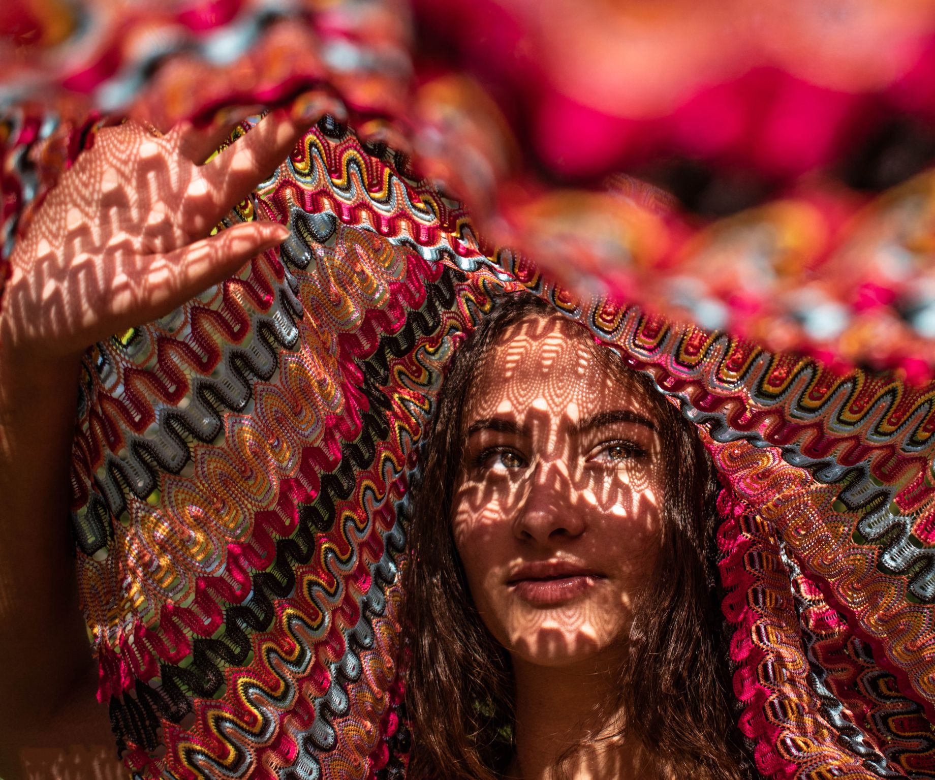 Vrouwelijk model in de zomer met reflectie