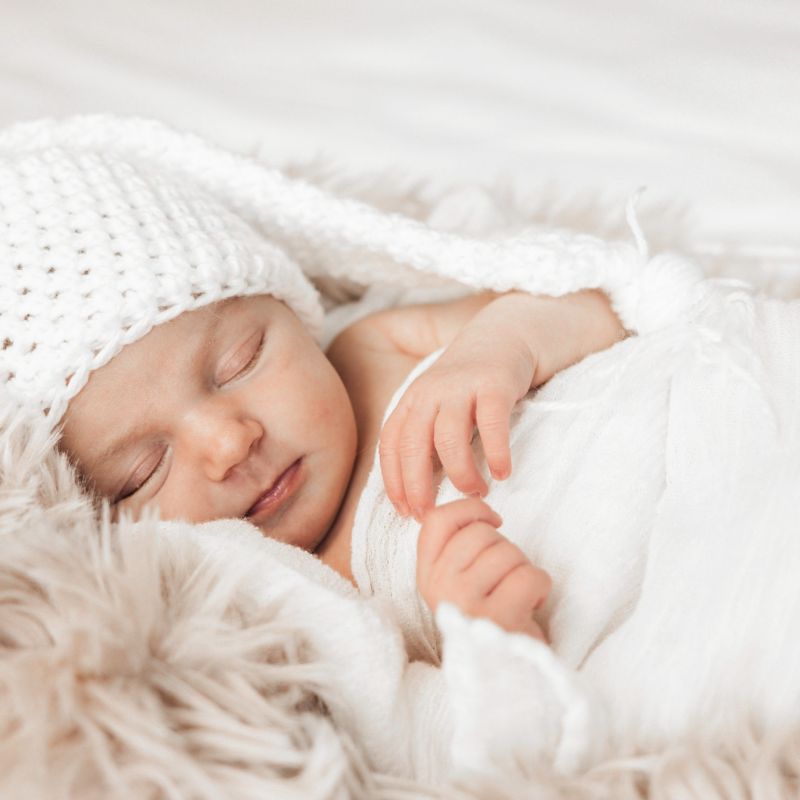 Newborn baby witte zachte kleuren fotoshoot