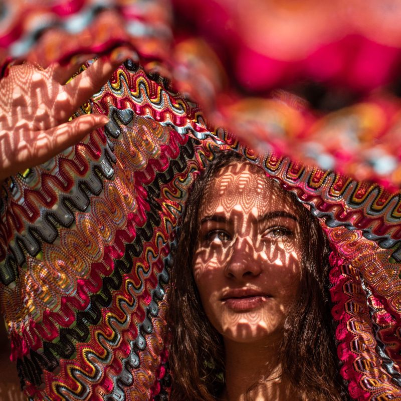 Vrouwelijk model in de zomer met reflectie